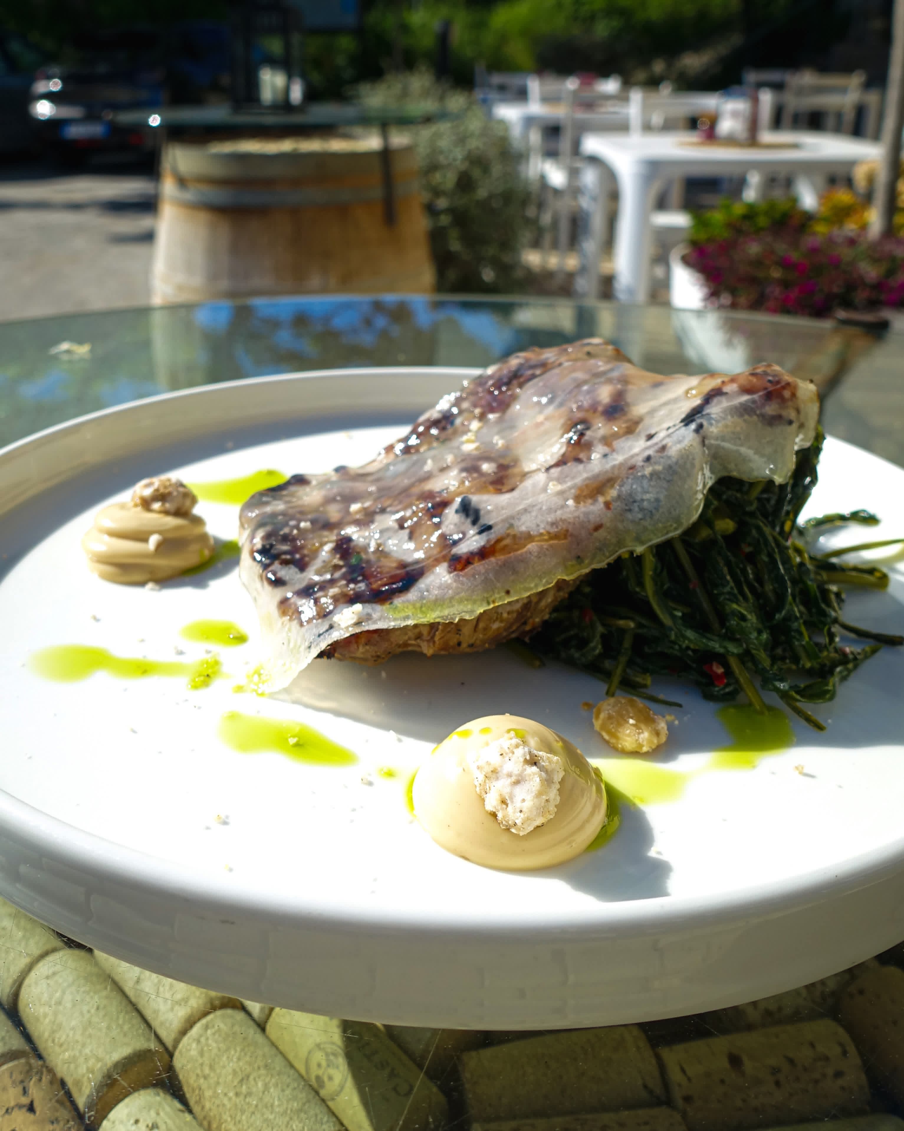 Pesce grigliato su verdure