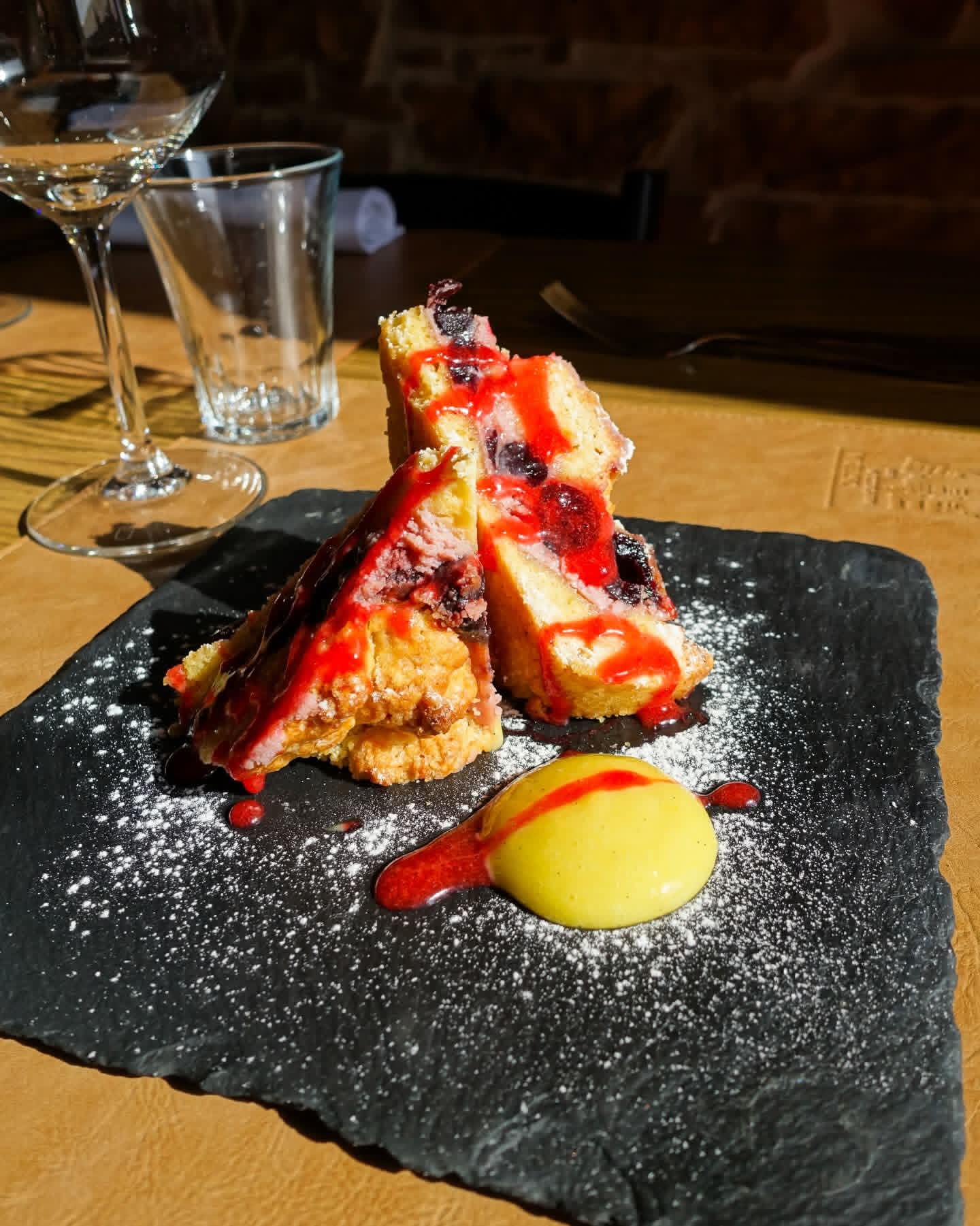 Dolce della casa con frutti di bosco